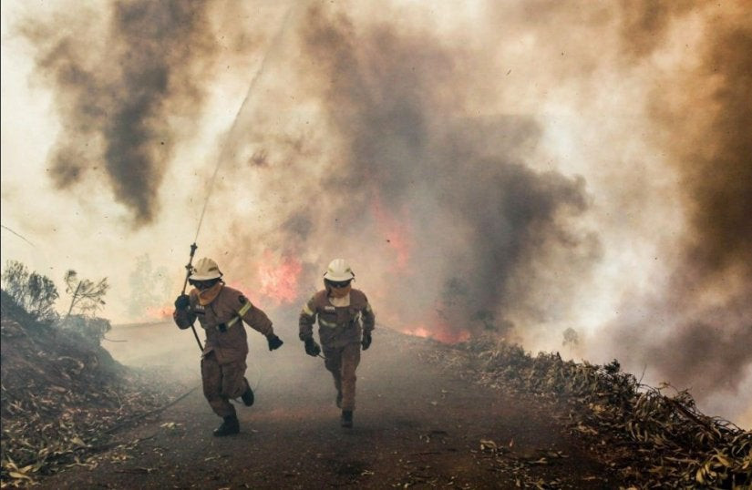 Συνεχίζει η μάχη με τις φλόγες στην Πορτογαλία: Στους 63 οι νεκροί (εικόνες)